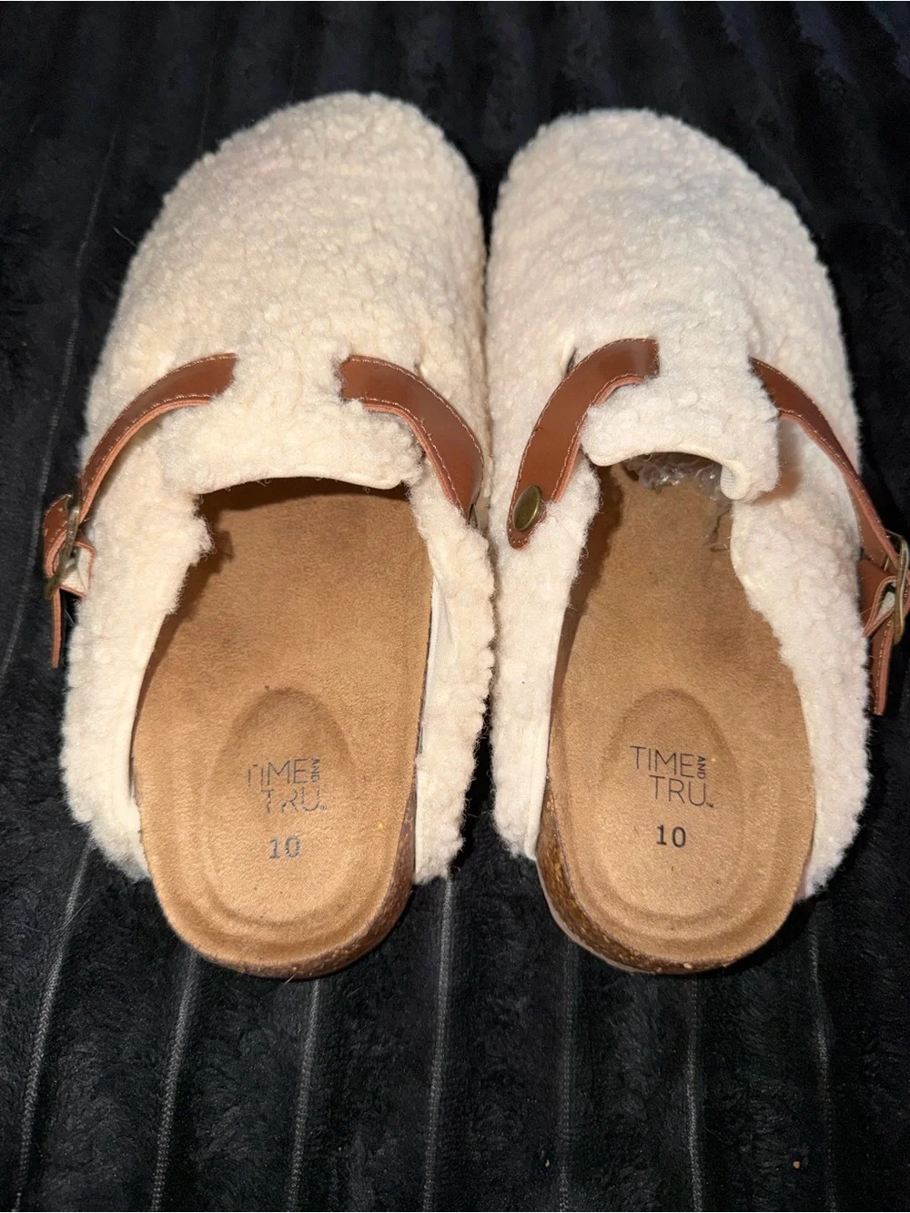 Women’s Time & Tru Sherpa slide on cream & tan clogs in a US 10
